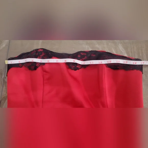 Beautiful Strapless red dress with black belt - Picture 4 of 11